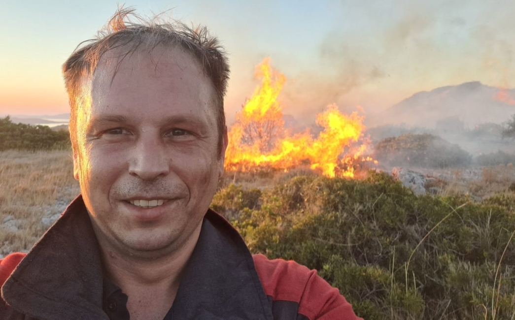 Vatrogasci JVP-a Slavonski Brod gase požar na Dugom Otoku