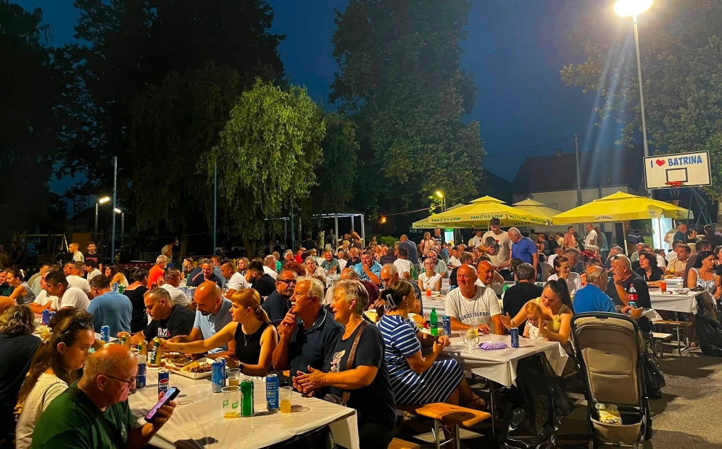 Tradicionalne Gastro večeri u Batrini okupile brojne posjetitelje uz domaće specijalitete