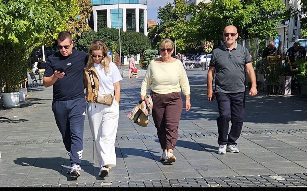 Sunčano vrijeme izmamilo Brođane na Korzo