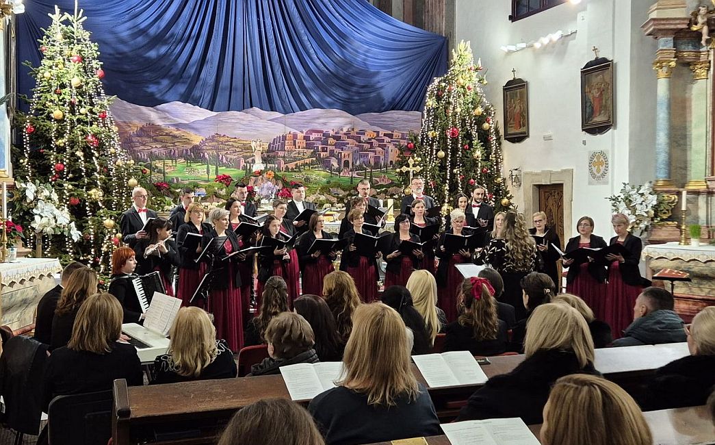 Božićni koncert Hrvatskog pjevačkog društva Davor u brodskoj Velikoj crkvi