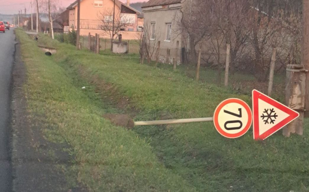 Policija uhitila vandale koji su kod Nove Gradiške iščupali 36 prometnih znakova